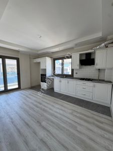 Zeki Emlak'tan Muradiye Mh. Site İçinde Kiralık 3+1 Daire