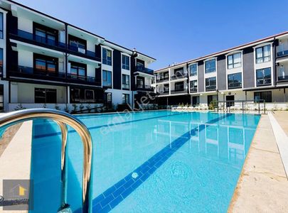 Kabakoz'da Havuzlu Site İçerisinde Mutfak Ayrı 2+1 Eşyasız Daire