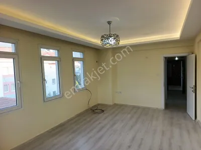 Stop'tan 22 Metrelik Yol Yanında Satılık Tadilatlı 3+1