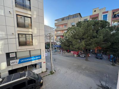 Zeki Emlak'tan Manisa Muradiye Mahallesinde Cadde Üstü Satılık 1+1 Daire