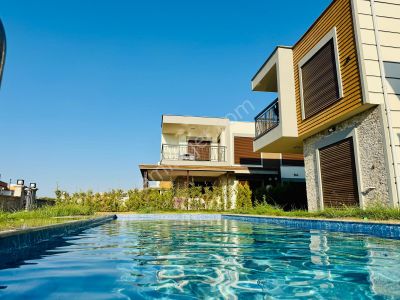 Havuzlu Sitede Sıfır Müstakil Villa, Sahile 1 Km Mesafede