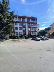Altıntepe'de Ara Kat Ayrı Mutfak Balkonlu 3 Kat 2+1 Daire
