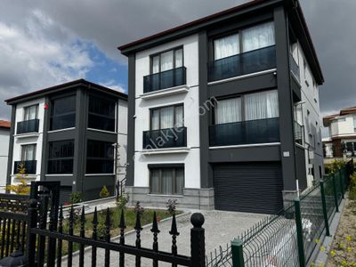 Bağlıca'nın En Gözdesi Triplex Müstakil 6+1 Kapalı Garajlı Villa