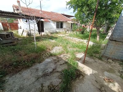 Karakuyu'da Satılık 333 M2 Bahçeli Kerpiç Ev Ve Müştemilatı
