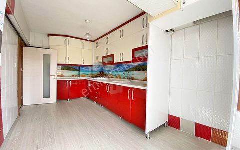 Bağlarbaşı Metroya 7 Dakika Yürme Mesafesinde 3+1 Katta Daire