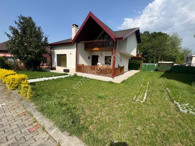 Sapanca'da Site İçinde Geniş Ferah Bahçeli Satılık Villa..