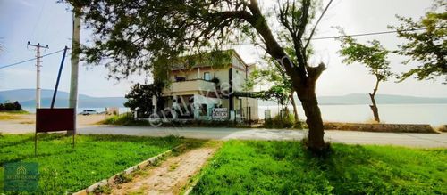 Urla'da Denize Sıfır 1300 M2 İçinde 7+2 Ev Veya Otel !