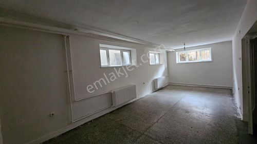 Arel'den Gençlik Cadde Üstü Kot-1'de Geniş M.ısıtma 2+1 Daire
