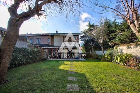 Levent'te Tsyd Karsısında 500m Bahçeli Villa