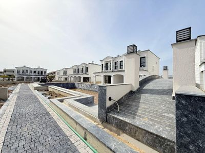 Kusadası'nda Satılık 7/24 Guvenlık/havuz-otopark-bahçe-yerden Isıtma-yenı-lüx Yapım Fırsat Vıllalar