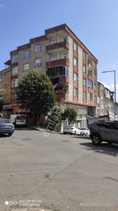 Köşe Başı Aile Binasında 2+1 140 Metrekare Satılık Daire