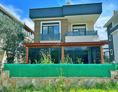Uytundan Gürede Denize Yakın Bahçeli Kiralık 3+1 Lüks Villa