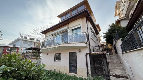 Güzelbahçe'de Deniz Manzaralı Bahçeli Geniş Villa