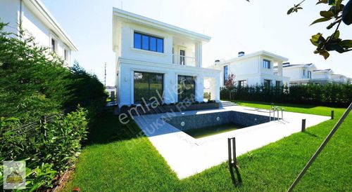 Çekmeköy Çınarköy'de 5+2 Satılık Villa | Prestijli Site Yaşamı