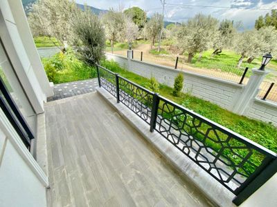 ꧁akçay Ay Emlaktan꧂güre'de Lüks Sitede Bahçe Kullanımlı Müstakil Tadında Satılık 2+1 Şık Daire
