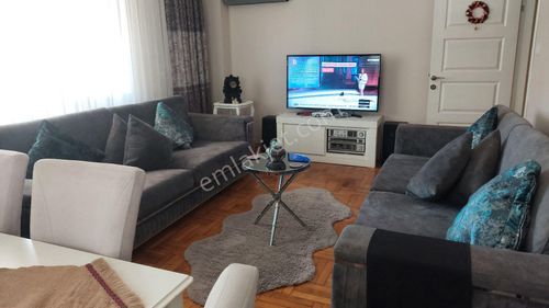 Süreyyaplajında Yüksek Giriş 100m2 Net Garajlı Temiz Daire
