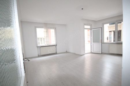 Old City'den 1999 Yapımı Emek Cd.3+1 1.kat 110m2 Güney Köşe Kiracılı...