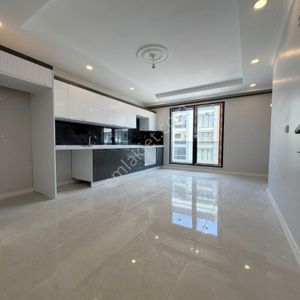 Beylikdüzü Kavaklı'da Merkezi Konumda Satılık Geniş 3+1 Daire
