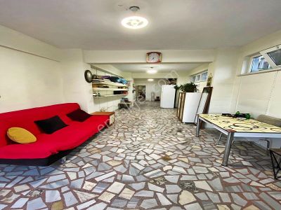 Sefaköy Tevfikbey'de Cadde Üzerinde Düz Giriş Bahçe Kullanımlı Geniş Kiralık Dükkan