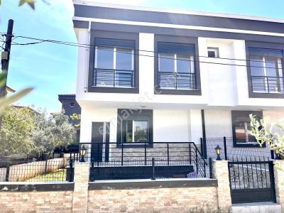 Seferihisar Cumhuriyette Sahile Yakın Bahçeli 3+1 Villa