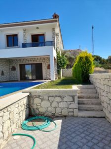 Alaçatı Gayrimenkulden Şifne'de Denize Yakın Sıfır Havuzlu Villa