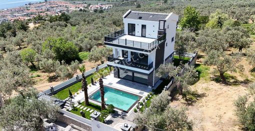 Altınolukda Zarif Yaşam Alanı Modern Tasarımlı Havuzlu 4+1 Villa