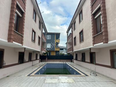 Karasu'da Kombili, Petekli Ve Havuzlu Site İçinde Ferah 2+1