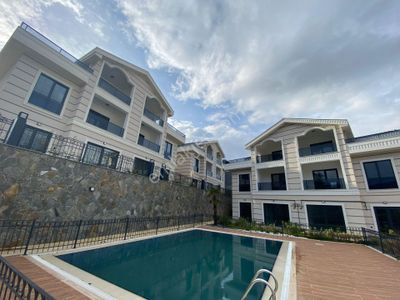 Gümüştepe'de Muhteşem Manzaralı 5+1 Triplex Villa