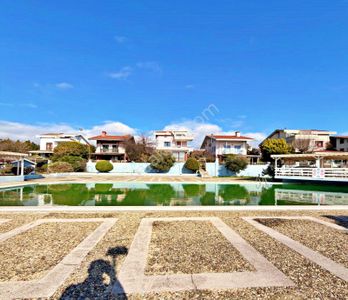 Büyükçekmece Güzelce'de Denize Sıfır Site İçi 4+1 Satılık Villa