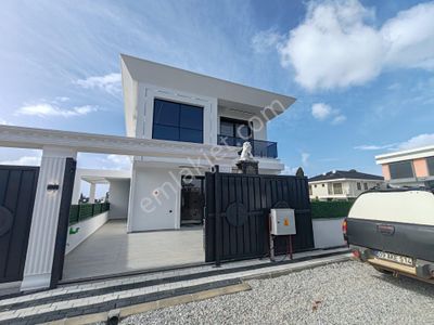 Ön Cephe 3+1 Havuzlu Otoparklı Yeni Villa