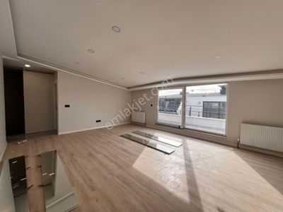 Kaçmaz'dan Altıntepe'de Cadde Üzeri Prestijli Yapı'da Geniş Teraslı 3 +1 Dubleks Daire