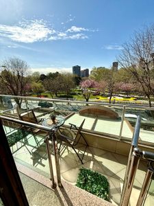 Caddebostan'da Sahil Parselinde Park Manzaralı 2+1 Balkonlu Geniş Daire