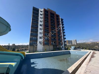 Ayaş Erdemli'de Havuz Manzaralı, 1+1 Yazlık Daire