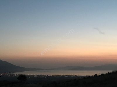 Kuşadası Caferli’de 61.000 M² Teraslanmış, Altyapısı Hazır, Körfez Manzaralı Yatırım Arazisi