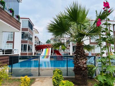 Karasu Çiğdem Emlaktan...havuzlu Sitede 3.kat Köşe 2+1...eşyalı