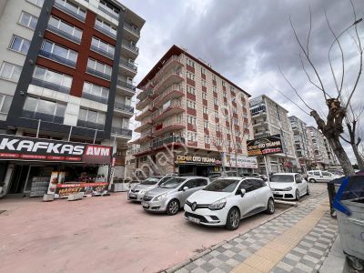 Adnan Menderes Bulvarı'nda Satılık 70 M²teraslı 90m² 2+1 Daire