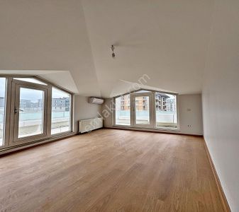 Çekmeköy'de Şile Otobanına Yakın 4+1 Teraslı Kiralık Daire