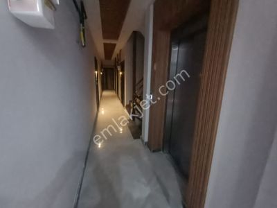 İzban Durağı Cepheli Binada 2+1 Açık Mutfaklı Sıfır Ara Kat