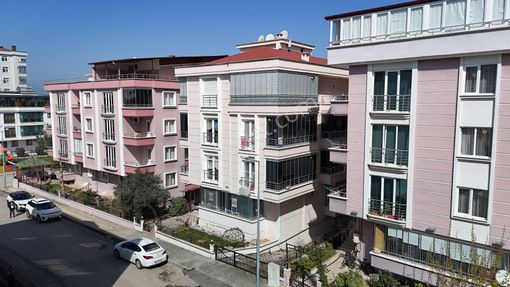 Tramvayın Altı Esenevlerde Geniş Balkonlu Yüksek Giriş