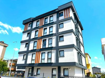 **eryıldız Gayrimenkul'den** Tepe Bölgesinde Merkezi Konumda Fuul Eşyalı Lüks 1+1 2.kat Ön Cephe