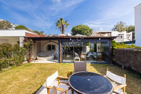 Bodrum Adabükü Doktorlar Sitesi’nde Denize Yürüme Mesafesinde Tek Katlı Yazlık