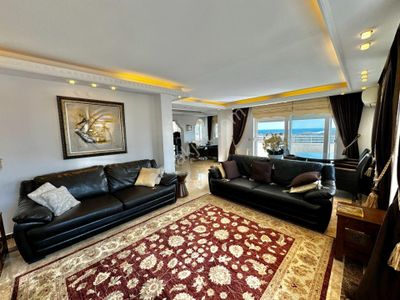 Alanya / Kleopatra’da Kale Ve Deniz Manzaralı 5+1 Satılık Daire
