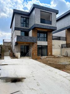 Ankara Bağlıca Satılık Geniş Bahçeli Asansörlü Sıfır Lüks Villa