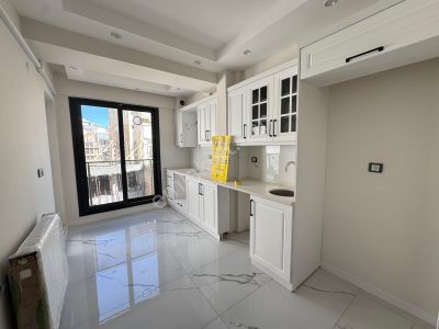 Zeki Emlak'tan Muradiye İstasyon Civ 2+1k.mutfak Ara Kat Kiralık