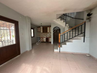 Kavuşturan Emlak'tan Güre 'de Havuzlu Sitede 3+1 Kiralık Villa