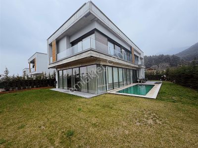 Şehzade Gayrimenkul'den Şirinköy'de Doğa Manzaralı Kiralık Villa