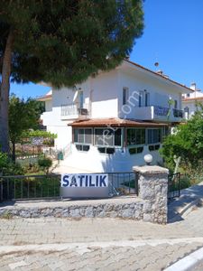 Çeşme Dalyan’da, Havuzlu Site İçinde Satılık 4+1 Köşe Villa