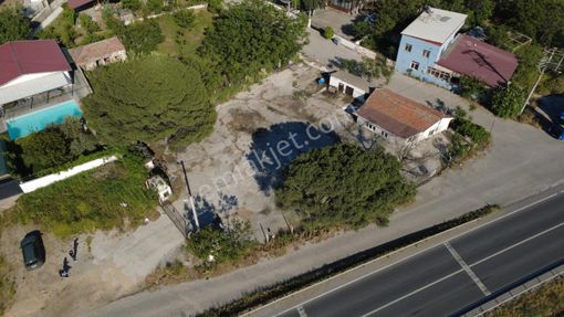 Yola Cephe 1300m2 Etrafı Çevrili Kiralık Arsa