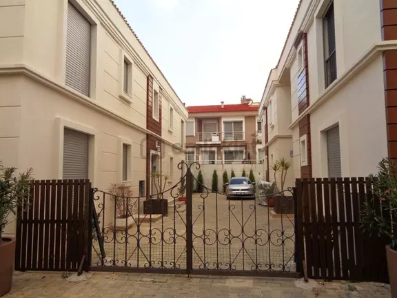 Çeşme Merkez Marina Yakını Bahçe Teraslı Satılık 1+1 Lüks Daire 2