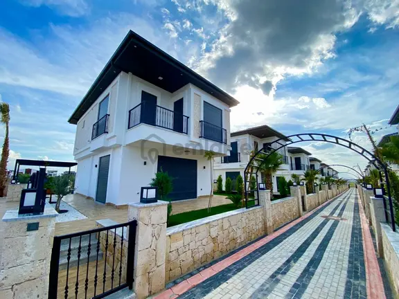 Didim Efelerde Satılık Kompleks İçi Havuzlu-otoparklı Lüx 3+1 Villa 2